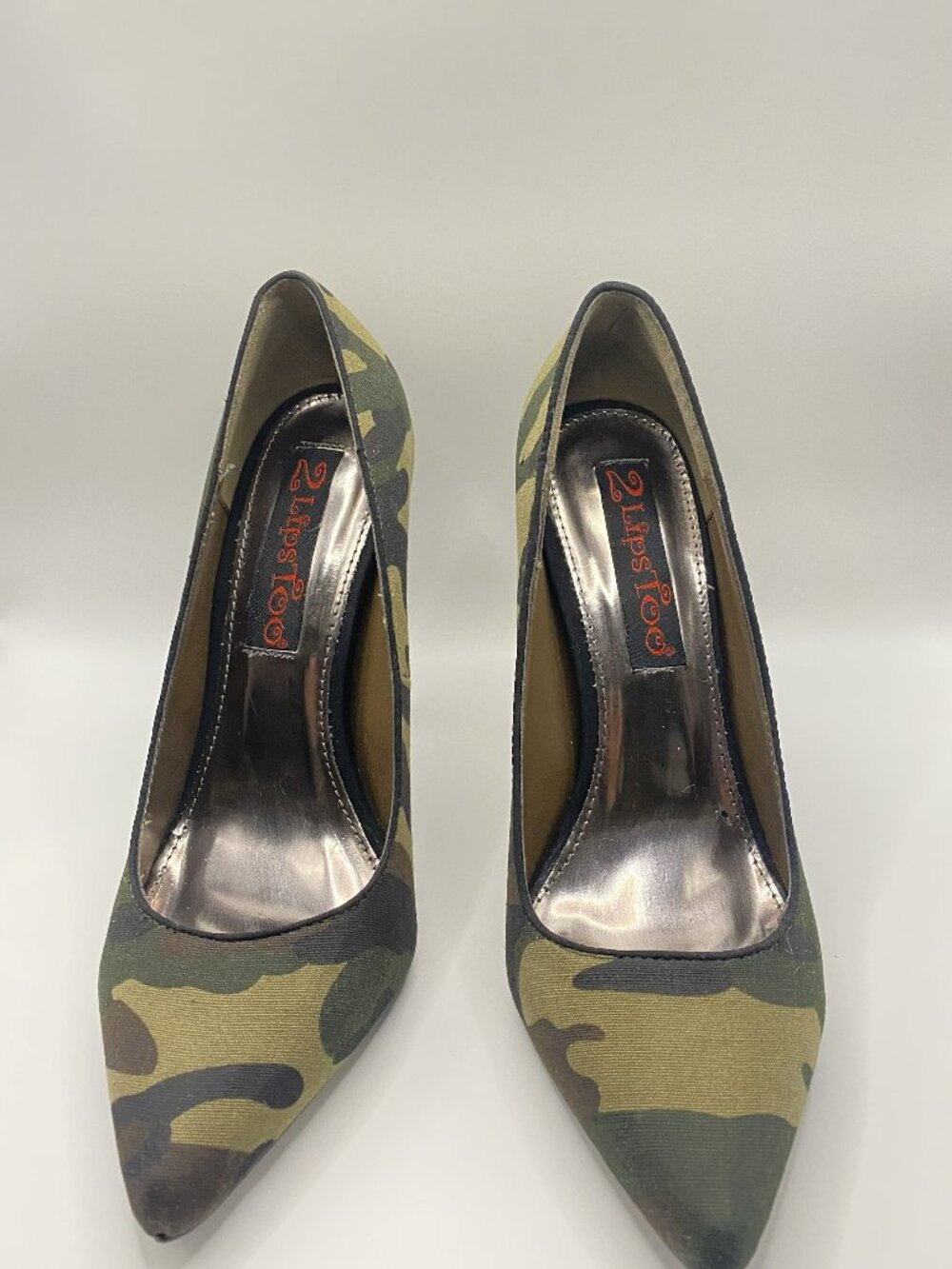 2 Lips Too Camouflage Pointed Pumps in Olive Green Size 8